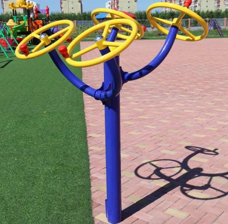 中国の公園に備え付けの健康遊具(器具?)について